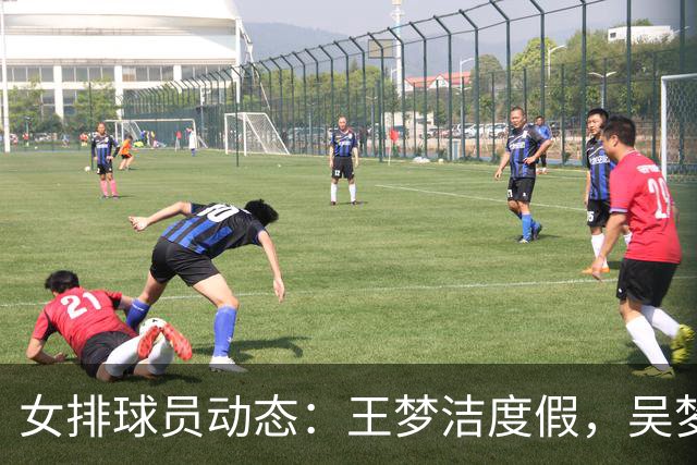 女排球员动态：王梦洁度假，吴梦洁酷炫男装，郎平跨界亮相