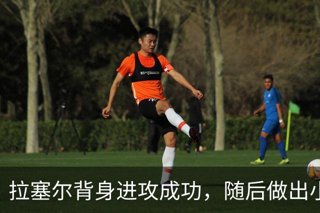 拉塞尔背身进攻成功，随后做出小意思手势